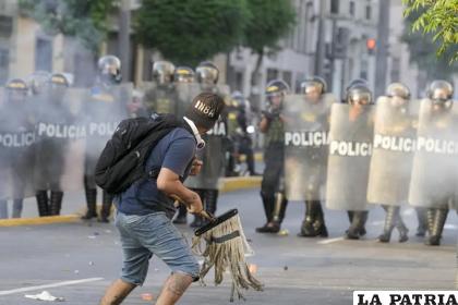 Un manifestante de oposición al gobierno con un trapeador en Lima /AP Photo /Guadalupe Pardo /AP Photo /Martín Mejía