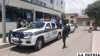 Los 12 inmigrantes son trasladados a instalaciones policiales para su filiación /LA PATRIA