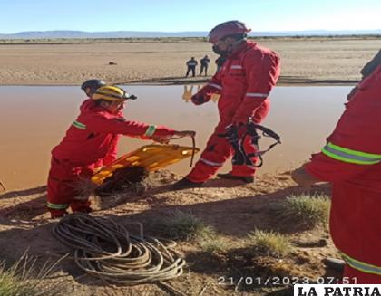 Rescatan el cadáver del rio Desaguadero /Bomberos