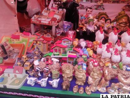 En la Feria de Alasitas, población busca atraer la abundancia /LA PATRIA
