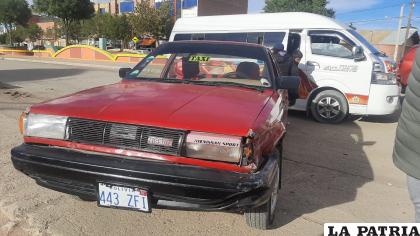 El taxi fue averiado tras el impacto /LA PATRIA