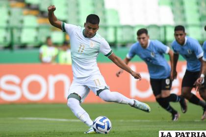 Pablo Luján de penal anotó para Bolivia, pero no pudieron mantener el marcador a su favor /FBF
