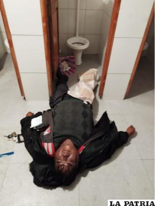 Cuerpo de Víctor Rodríguez hallado en el baño público de Tambo Quemado /Cortesía
