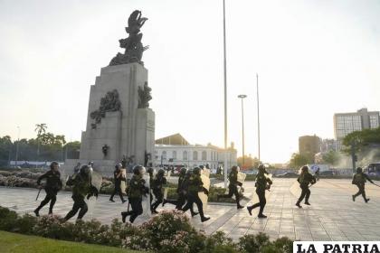 La policía carga para dispersar a manifestantes de oposición al gobierno en Lima /AP Foto/Martín Mejía