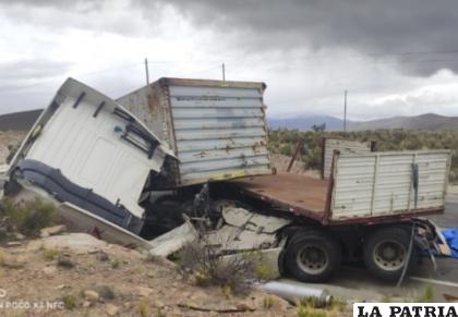 Tras volcar, el camión reportó daños materiales en su estructura /LA PATRIA
