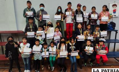 Los campeones en las diferentes categorías del torneo nacional de ajedrez /FBA