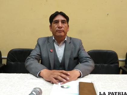Subdirector Ángel Mamani, anuncia inauguración del año escolar /LA PATRIA