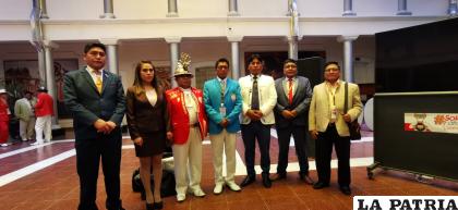 Directores del XXI Festival de Bandas de Oruro junto con directivos de la Fedbampo /LA PATRIA