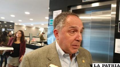 El diputado Gustavo Aliaga, de Comunidad Ciudadana (CC), respondiendo cuestionamientos /LA PATRIA