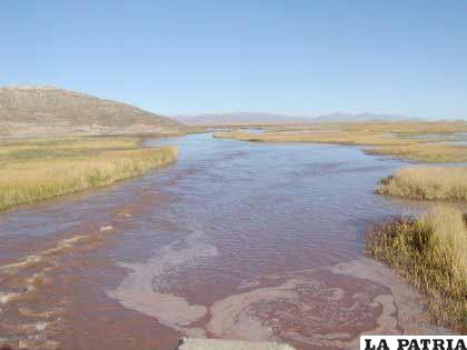El río Desaguadero aún soporta secuelas del derrame de pertróleo