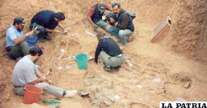 Restos de desaparecidos en Teoponte exhumados