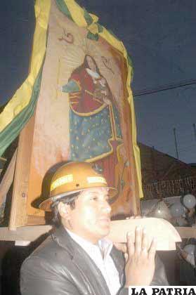 Mineros devotos llevaron en hombros la imagen de la Virgen del Socavón 