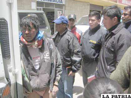 Uno de los delincuentes baja del motorizado de la Felcc para ser trasladado a las celdas