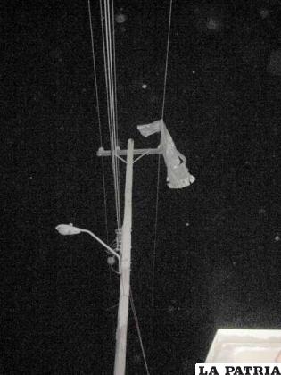 Las calaminas quedaron colgadas en los postes de luz