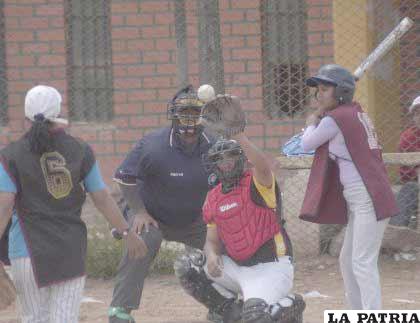 Intensa actividad del béisbol, en el diamante de la zona Norte