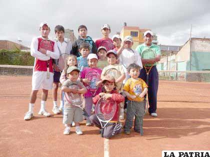 Alumnos que participaron del curso de verano del National Tennis Club