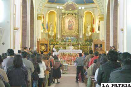 Oruro comprometido con su fe durante la eucaristía en honor a la Virgen de la Candelaria