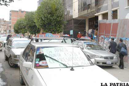 Choferes acreedores de la CDEO tuvieron que recurrir a la protesta para cobras una deuda 
