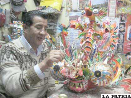 Germán Flores, tercera generación de careteros, realiza prolijamente su trabajo