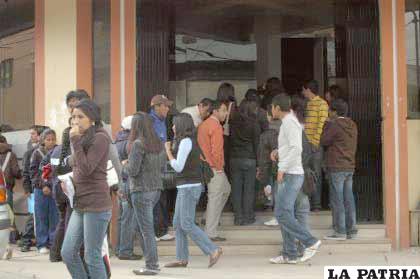 Universitarios forman filas para inscribirse