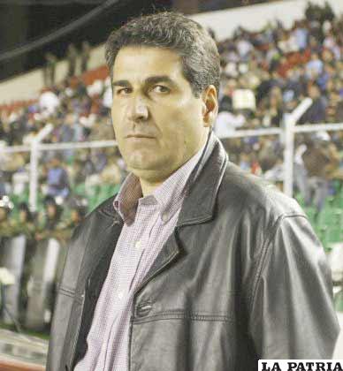 El entrenador de Bolívar, Santiago Escobar, quiere que su equipo gane