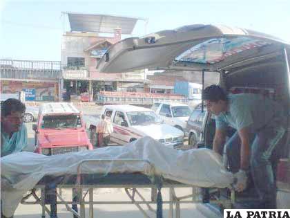 Los heridos son recogidos tras la caída del tinglado