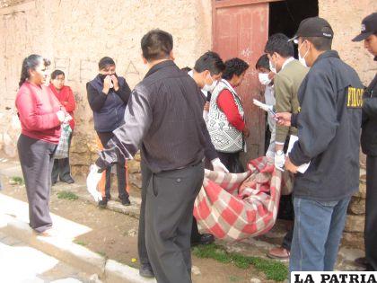 Su cadáver fue hallado después de varios días en el cuarto donde habitaba