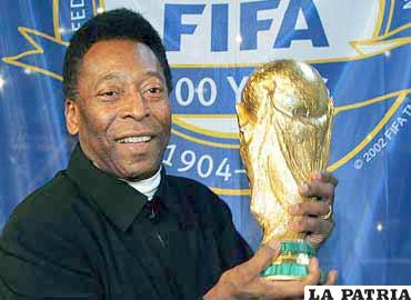 La Copa del Mundo de la FIFA, en manos de Pelé