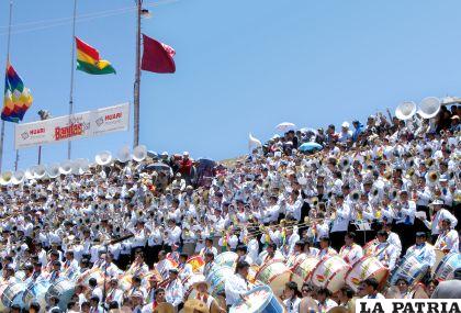 Año que pasa el Festival de Bandas de Oruro, luce sus mejores galas para mostrar su esplendor musical al mundo entero 