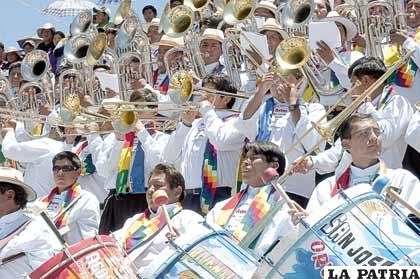 Los participantes del IX Festival de Bandas se presentaron perfectamente uniformados, luciendo como elemento central chalinas con la Bandera Nacional y la Whipala