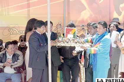 El presidente de la Asociación de Bandas de Música Profesionales Oruro (Abampo), Gonzalo Choque, hace entrega de un presente al presidente Evo Morales