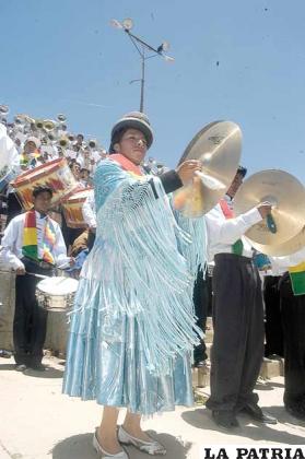 La única mujer de pollera en medio de los músicos, Basilia Gerónimo, es parte de la Banda “Real Poopó”