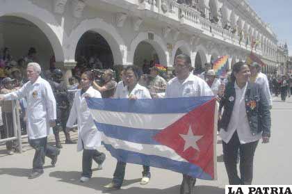 Médicos cubanos que prestan servicios en Oruro, participaron del Desfile