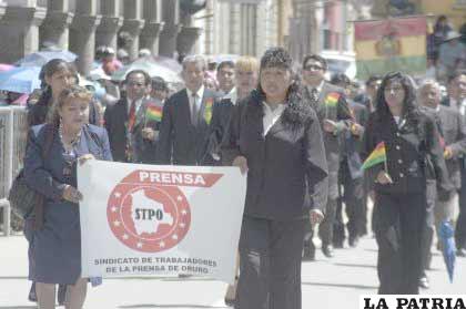 Trabajadores de la Prensa de Oruro, manifiestan su civismo en el homenaje de la Gesta Libertaria del 10 de Febrero