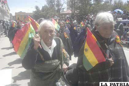 Las viudas de los ex combatientes de la Guerra del Chaco, portaron la
tricolor boliviana