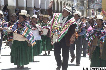 Autoridades originarias saludan al presidente Evo Morales