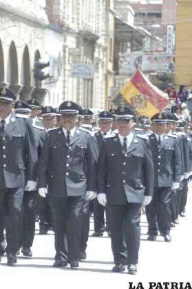 Gendarmes municipales rindieron su admiración y respeto a Oruro
