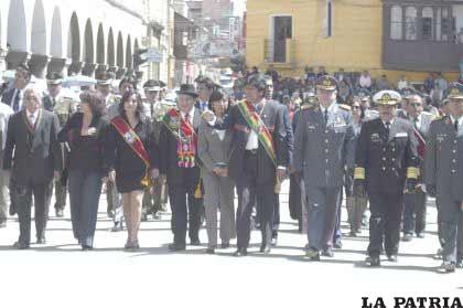 El presidente Evo Morales, junto a las autoridades locales y nacionales encabezó el desfile en homenaje a la efemérides departamental