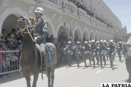 Imponente paso de las unidades militares acantonadas en Oruro