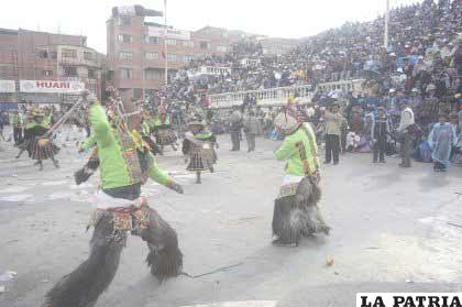 La comunidad de Banderani, con su tradicional huarak’a (honda)
