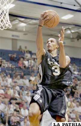 George Hill se destacó nítidamente en el encuentro.