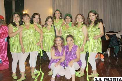 “Las Malabaristas Brillantes”, Shirley Salinas, Ivana Durán, Giovanna Delgado, Carmen Durán, Susy Durán, Norma Bustamante, Joseyna Eugenio, Rocío de la Quintana. Obtuvieron el quinto premio en la categoría grupal, con sus brillantes atuendos.