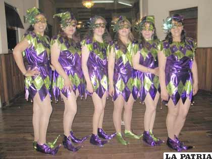 El grupo de las “Jocker Girls” Con su elegante y disfraz de arlequines, y su simpático maquillaje haciendo juego con los antifaces, fueron las ganadoras del primer premio de la categoría grupos. Ivenka Antezana, Silvia Vásquez, Roxana Gumucio, María Quiroz, Nancy Antezana, Eliana Bellido.
