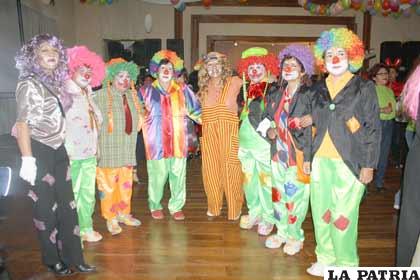 Circo de Jockers”: Tamara Ajhuacho, Roxana Ustárez, Rosalía Ustárez, Ana Martínez, Jacqueline Ustárez, Maritza Ajhuacho, Pamela Calahuana. Ganadoras del tercer premio de los grupos.