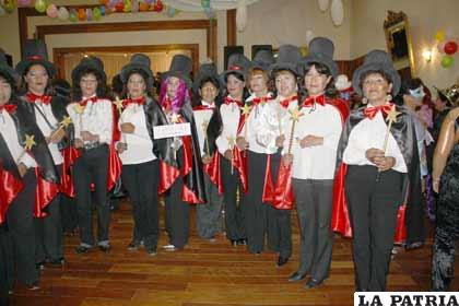 Este simpático grupo del Hospital General, hizo magia en la Femimascarada.