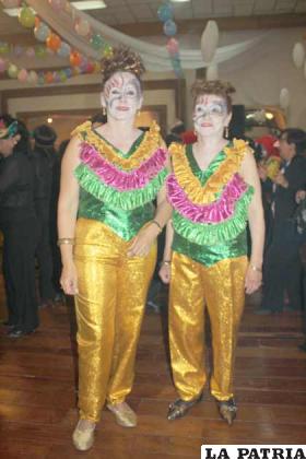 Ganadoras del premio al mejor disfraz, el que más se adaptaba al tema de la Femimascarada 2010. Amanda Balderas de Soria y Natalia Villarreal, cuyo atuendo y original maquillaje les valió el premio.