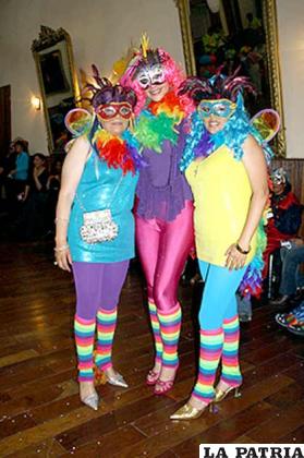 Coloridos  atuendos  y  brillantes
mascaritas