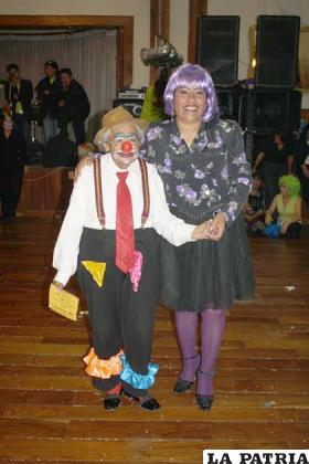 Agradó mucho la presencia de la señora María Jesús de Hering con disfraz y maquillaje de payasito, quien obtuvo el tercer premio individual.