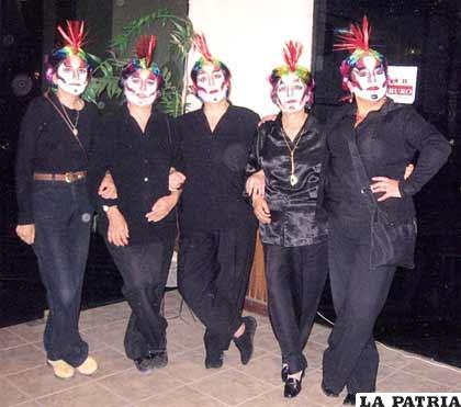 Con maquillaje de fantasía, las organizadoras del Bloque Boliviano de Promoción Moral hicieron un alto en sus tareas para posar para las cámaras. 