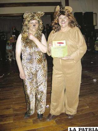 “El Tigre y la Leona” Blanca Morales y Doris Morales llevaron el tercer premio de parejas con sus disfraces de grandes felinos.